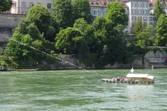 058 - Eine Schleppfähre verbindet die beiden Rheinseiten von Basel