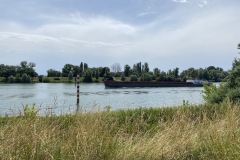 Ein großes Schiff auf der Saône