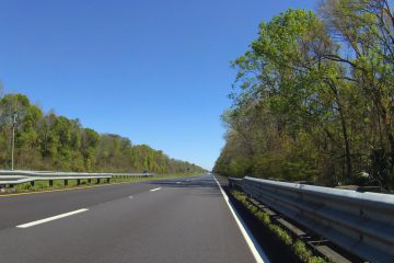 Schnurgerader Highway, strahlend blauer Himmel, so geht es zur Zeit dahin