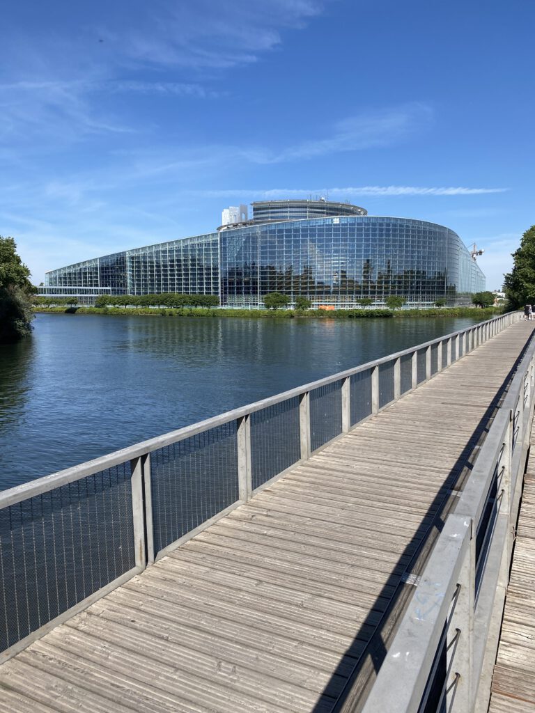 Der Radweg führt direkt am Europaparlament vorbei