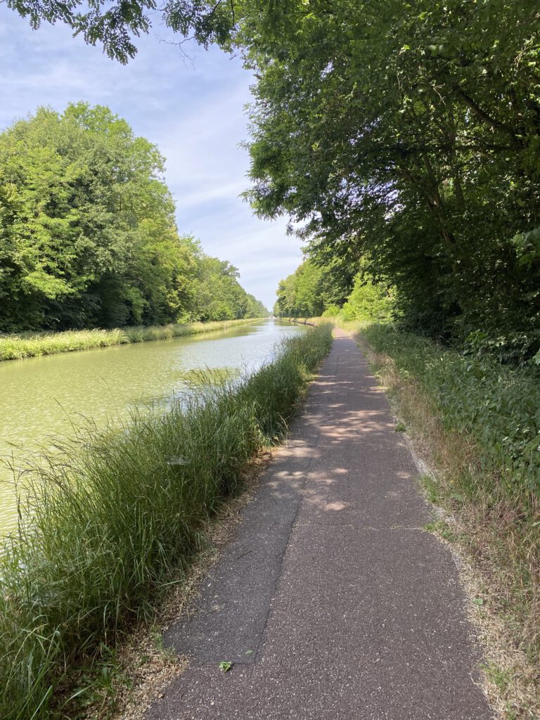 Schmale, wunderschöne Radwege entlang des Kanals