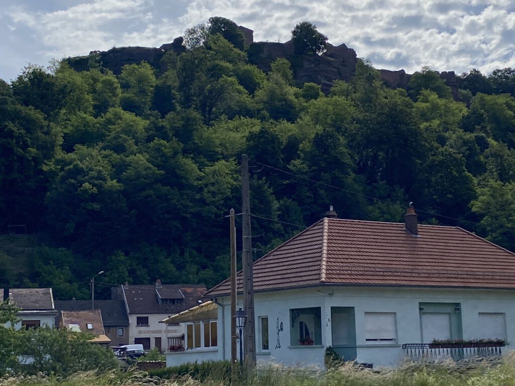 Lutzelbourg mit der entsprechenden Burgruine
