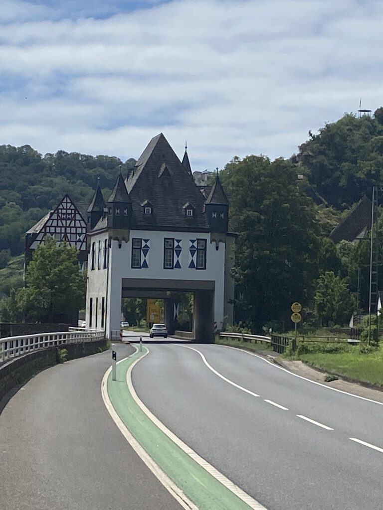 Bundesstraße unterm Haus durch - bei Gondorf